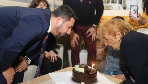 113 YAŞINDA TURİSTE, BELEDİYE BAŞKANI ARI'DAN DOĞUM GÜNÜ SÜRPRİZİ