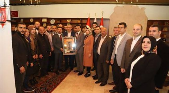 AK PARTİ MERKEZ İLÇE YÖNETİMİ VE KADIN KOLLARI BAŞKANLIĞI HEYETİ, BAŞKAN ARI'YI TEBRİK ETTİ