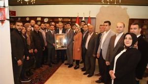 AK PARTİ MERKEZ İLÇE YÖNETİMİ VE KADIN KOLLARI BAŞKANLIĞI HEYETİ, BAŞKAN ARI'YI TEBRİK ETTİ