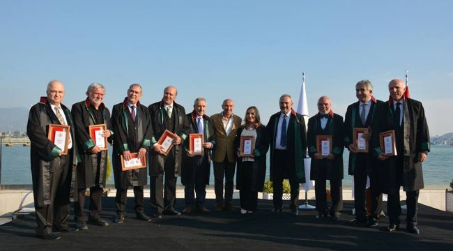 AVUKATLIK MESLEĞİNİN ÜSTADLARI PLAKETLERİNİ ALDI