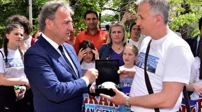  Balkan çocukları Bornova'da