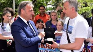  Balkan çocukları Bornova'da