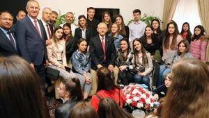 Balkan çocuklarından Kılıçdaroğlu'na geçmiş olsun ziyareti Kılıçdaroğlu'na "Balkan" morali