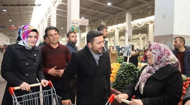 BAŞKAN ARI, EŞİ İLE BİRLİKTE PAZAR ALIŞVERİŞİ YAPTI