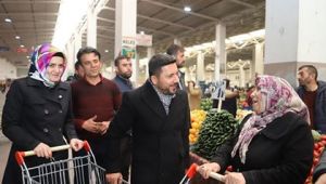 BAŞKAN ARI, EŞİ İLE BİRLİKTE PAZAR ALIŞVERİŞİ YAPTI