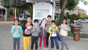 BAŞKAN ATAY, SOKAK KÜTÜPHANESİNİ YERİNDE İNCELEDİ.