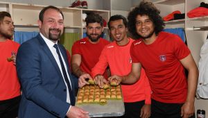 BAŞKAN GÜMRÜKÇÜ'DEN FUTBOLCULARA MORAL 