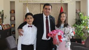 Başkan Gündoğan, Koltuğunu Çocuklara Bıraktı