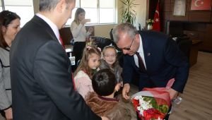 BAŞKAN HELVACIOĞLU MAKAM KOLTUĞUNU ÇOCUKLARA BIRAKTI