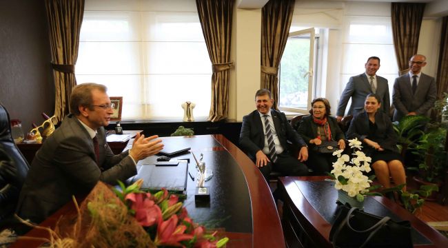 Başkan Tugay, Zübeyde Anne'nin huzuruna çıktı