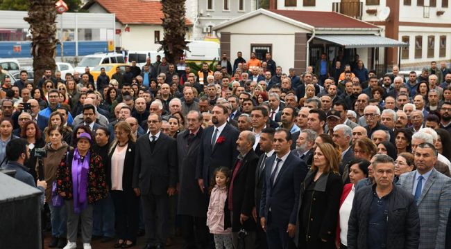 BAŞKAN UTKU GÜMRÜKÇÜ ATATÜRK ANITINA ÇELENK SUNDU