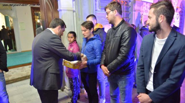 Başkan Yüksel Berat Kandilinde vatandaşlara kandil simidi ikram etti