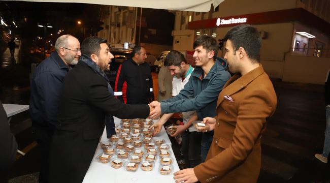 BELEDİYE BAŞKANI RASİM ARI, KANDİL SİMİDİ VE ŞERBETİ DAĞITTI