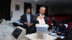 BELEDİYE MECLİSİNDE YENİ GÖREV DAĞILIMI YAPILDI