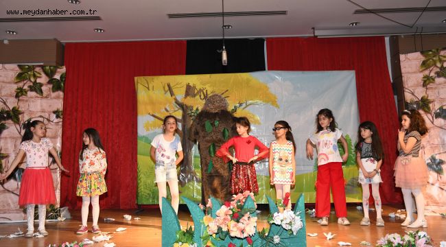 ÇİĞLİ'DE 23 NİSAN ŞENLİĞİ TİYATRO İLE DEVAM ETTİ 