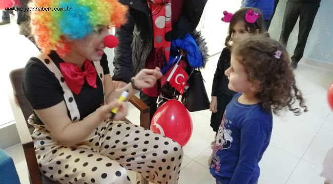 Çocuklarla yakından ilgilendi