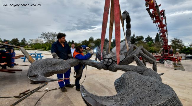 Dev akrep heykeli evinde