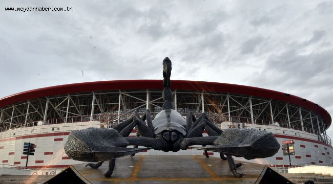 Dev akrep heykeli pazar günü açılıyor