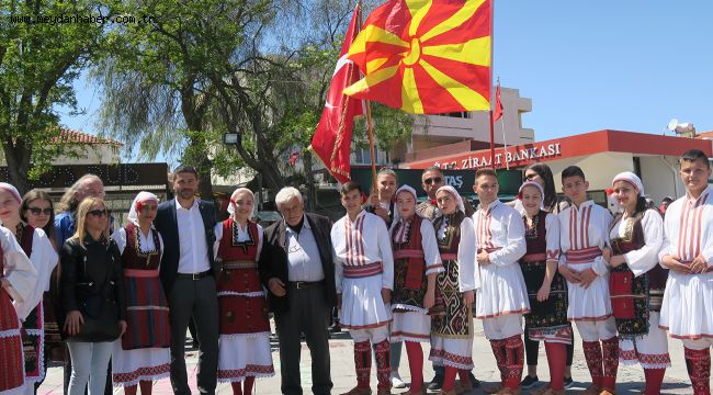 FOÇA DEMOKRASİ MEYDANI'NDA 23 NİSAN SEVİNCİ