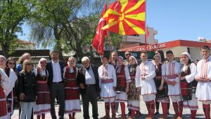 FOÇA DEMOKRASİ MEYDANI'NDA 23 NİSAN SEVİNCİ