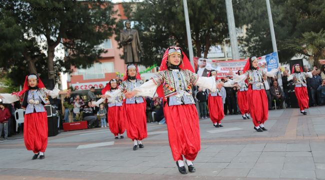 Gaziemir meydanlarında dünyanın dansı
