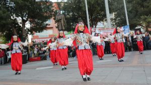 Gaziemir meydanlarında dünyanın dansı
