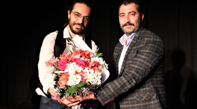  GENÇ SANATÇI OZAN TURHAL KARTAL'DA SAHNE ALDI