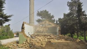 HEMİT MAHALLESİNDE YENİ CAMİ YAPIMI İÇİN ESKİ CAMİNİN YIKIMINA BAŞLANDI