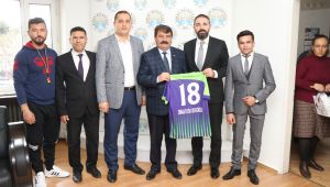 İl Şampiyonu Fatih Ortaokulundan Başkan Sarı'ya Ziyaret