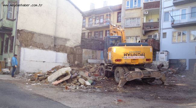 Kayhan'daki Metruk Bina Yıkıldı