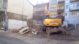 Kayhan'daki Metruk Bina Yıkıldı