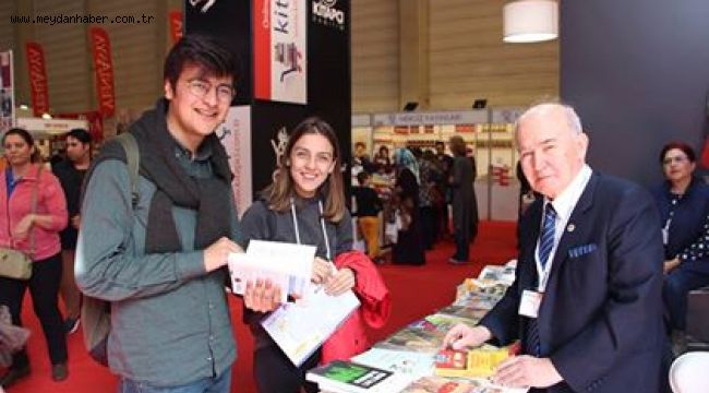 KIBRISLI GAZETECİ YAZAR AHMET GÖKSAN, İZMİR KİTAP FUARI'NDA