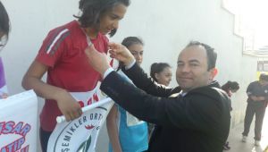 MİNİK ATLETLER MADALYA İÇİN TER DÖKTÜ