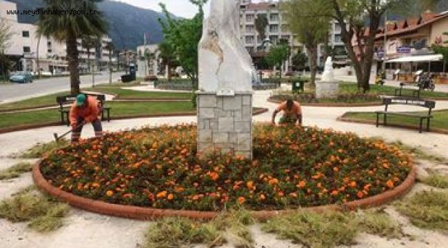 OKTAY 'LA GELEN BAHAR MARMARİS'İ RENKLENDİRDİ