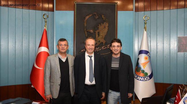 ÖZGÜR ÖZEL VE YUNUS EMRE'DEN TURAN HANÇERLİ'YE TEBRİK ZİYARETİ