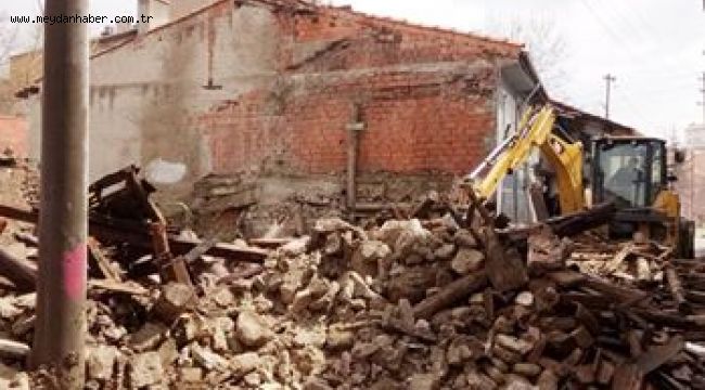  TEHLİKE ARZ EDEN METRUK YAPILAR YIKILIYOR