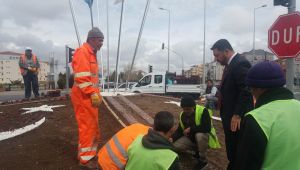 VATANDAŞLAR ŞİKAYETİNİ İLETİYOR BAŞKAN ARI ÇÖZÜYOR  