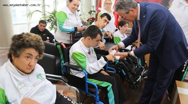 Başkan Arda'ya ilk kupa Boccia Takımı'ndan