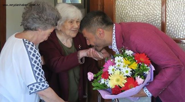 BAŞKAN FATİH GÜRBÜZ, 100 YAŞINDAKİ FOÇALI ANNEYİ ZİYARET ETTİ