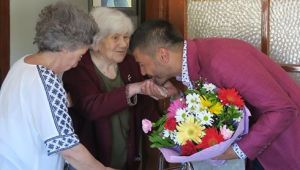 BAŞKAN FATİH GÜRBÜZ, 100 YAŞINDAKİ FOÇALI ANNEYİ ZİYARET ETTİ