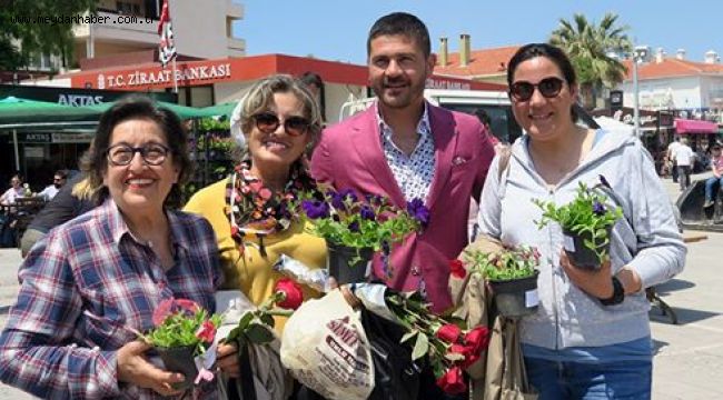 BAŞKAN FATİH GÜRBÜZ, ANNELER GÜNÜ'NÜ ÇİÇEKLERLE KUTLADI