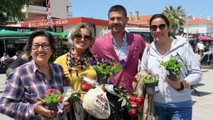 BAŞKAN FATİH GÜRBÜZ, ANNELER GÜNÜ'NÜ ÇİÇEKLERLE KUTLADI