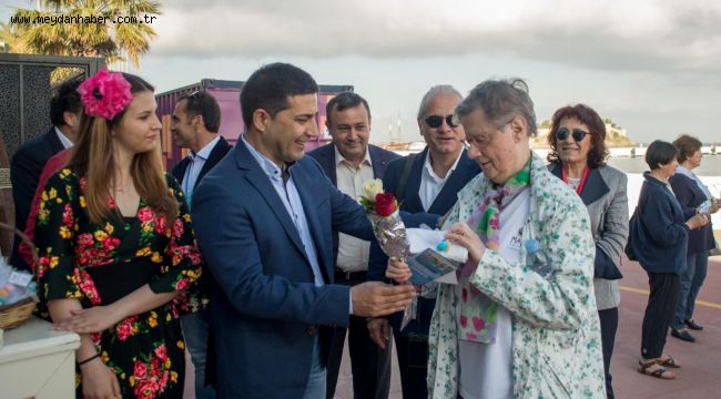 BAŞKAN ÖMER GÜNEL TÜRKİYE'YE İLK SEFERİNİ YAPAN LÜKS FRANSIZ GEMİSİNİ VE TURİSTLERİ KARŞILADI