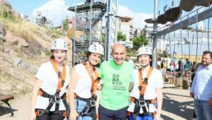  Başkan Soyer, Macera Park'ı gezdi, spor tırmanışı yaparak zipline'a bindi