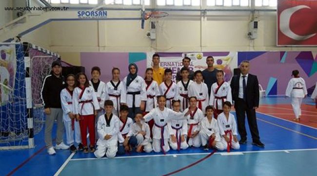 BAYRAKLI TAEKWONDO'DA MADALYAYA DOYMUYOR