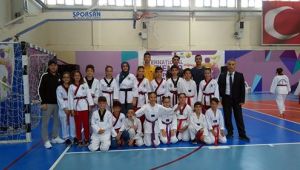 BAYRAKLI TAEKWONDO'DA MADALYAYA DOYMUYOR