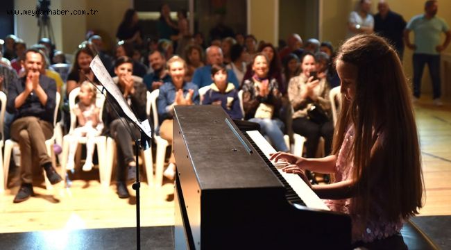 ÇOCUK PİYANİSTLERİN GÖSTERİSİ BEĞENİ TOPLADI