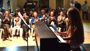 ÇOCUK PİYANİSTLERİN GÖSTERİSİ BEĞENİ TOPLADI