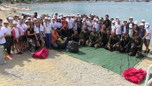 ÇOCUKLAR PLAJI, BÜYÜKLER DENİZİ TEMİZLEDİ