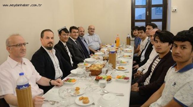 Dündar, Doğu Türkistanlı Öğrencilerle İftarda Buluştu